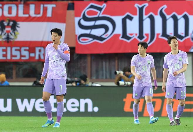 실점 아쉬워 하는 한국

    (빈[오스트리아]=연합뉴스) 최재구 기자 = 31일(현지시간) 오스트리아 빈 에른스트 하펠 스타디움에서 열린 한국 축구 국가대표팀과 오스트리아의 평가전에서 한국 선수들이 실점 후 아쉬워 하고 있다. 2026.4.1