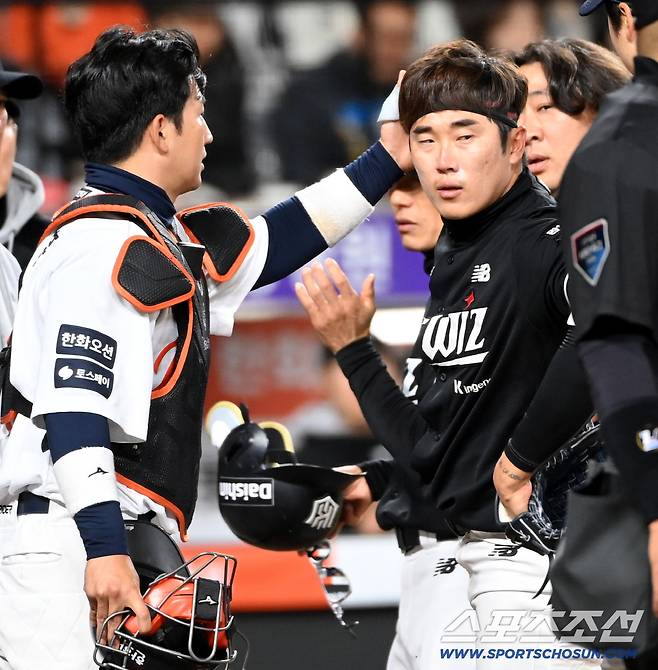 31일 대전한화생명볼파크에서 열린 KT와 한화의 경기. 5회초 1사 2루 KT 허경민이 한화 엄상백의 투구를 머리에 맞았다. 허경민이 사과하는 엄상백과 최재훈에 괜찮다는 인사를 하고 있다. 대전=허상욱 기자wook@sportschosun.com/2026.03.31/