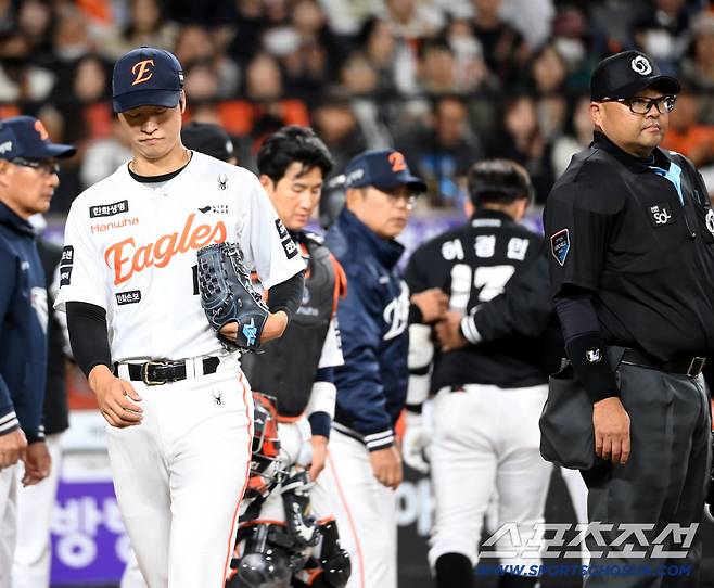 31일 대전한화생명볼파크에서 열린 KT와 한화의 경기. 5회초 1사 2루 KT 허경민이 한화 엄상백의 투구를 머리에 맞았다. 벤치로 향하는 허경민을 뒤로 하고 퇴장을 당하는 엄상백의 모습. 대전=허상욱 기자wook@sportschosun.com/2026.03.31/