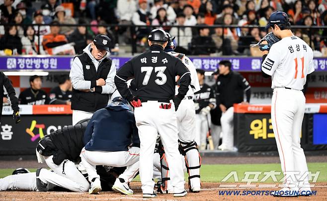 31일 대전한화생명볼파크에서 열린 KT와 한화의 경기. 5회초 1사 2루 KT 허경민이 한화 엄상백의 투구를 머리에 맞고 쓰러져 있다. 대전=허상욱 기자wook@sportschosun.com/2026.03.31/