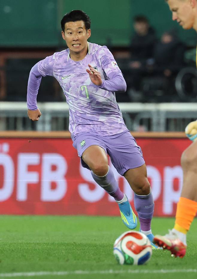 기회 노리는 손흥민

    (빈[오스트리아]=연합뉴스) 최재구 기자 = 31일(현지시간) 오스트리아 빈 에른스트 하펠 스타디움에서 열린 한국 축구 국가대표팀과 오스트리아의 평가전에서 한국 손흥민이 오스트리아 골키퍼를 압박하고 있다. 2026.4.1

    jjaeck9@yna.co.kr

(끝)





<저작권자(c) 연합뉴스, 무단 전재-재배포, AI 학습 및 활용 금지>