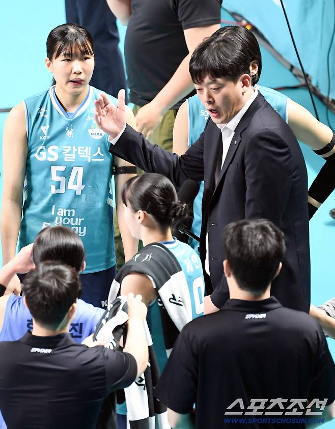 24일 장충체육관에서 열린 V리그 준PO GS칼텍스와 흥국생명의 경기. GS칼텍스 이영택 감독이 작전 지시를 하고 있다. 장충=박재만 기자 pjm@sportschosun.com/2026.03.24/