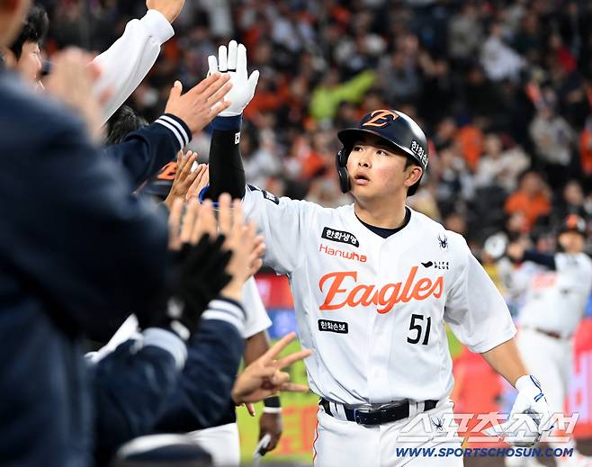 1일 대전한화생명볼파크에서 열린 KT와 한화의 경기. 1회말 1사 1루 한화 문현빈이 역전 2점홈런을 치고 기쁨을 나누고 있다. 대전=허상욱 기자wook@sportschosun.com/2026.04.01/