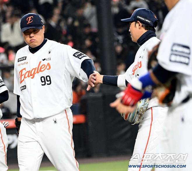 1일 대전한화생명볼파크에서 열린 KT와 한화의 경기. 3회초 1사 1루 한화 류현진이 심우준과의 병살 플레이로 이닝을 끝낸 하주석과 손을 맞대고 있다. 대전=허상욱 기자wook@sportschosun.com/2026.04.01/