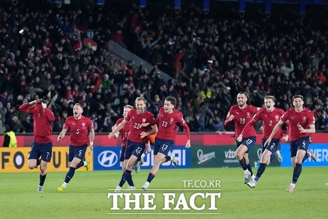 체코가 1일 열린 덴마크와 2026북중미 월드컵 유럽 PO D조 결승전에서 연장까지 2-2로 비긴 후 승부차기에서 3-1 승리를 거두며 20년 만의 본선진출에 성공하자 환호하고 있다./프라하=AP.뉴시스
