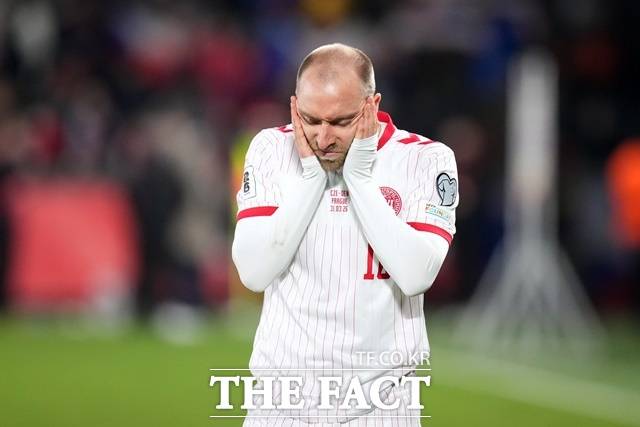 3회연속 월드컵 본선 진출이 좌절되자 얼굴을 감싸고 괴로워하는 덴마크의 크리스티안 에릭센./프라하=AP.뉴시스