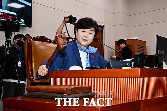 서영교 더불어민주당 의원이 지난달 31일 신임 법제사법위원장으로 선출됐다. 사진은 지난달 31일 국회에서 열린 윤석열 정권 정치검찰 조작기소 의혹 사건 진상규명 국정조사특별위원회에 참석해 안건을 상정하고 있는 서 위원장. /배정한 기자