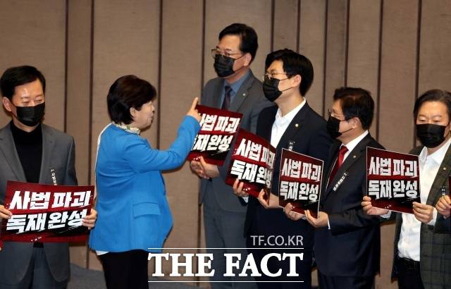 서 의원이 임기 시작부터 검찰개혁 등 중차대한 법안들을 앞세워 이재명 정부와의 '코드 맞추기'에 속도를 내면서, 법사위가 사실상 '이재명 방탄 위원회'로 변질될 것이라는 우려도 깊어지고 있다. 사진은 지난 2월 28일 오후 서울 여의도 국회 본회의에서 '대법관 증원'을 핵심으로 하는 법원조직법 일부개정법률안에 대한 무제한토론(필리버스터) 종결 투표를 마치고 침묵시위를 하는 송언석, 조정훈 등 국민의힘 의원들과 대화를 하고 있는 서 위원장. /뉴시스