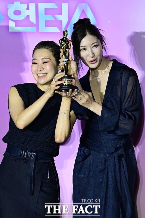 함께 오스카 들어올린 매기 강 감독(왼쪽)과 '골든'의 가창자 이재.