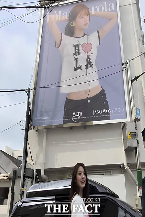 1일 '오승혁의 '현장''은 서울 종로구 서촌에서 열린 아이브 장원영의 로라로라 팝업 스토어 오픈 행사를 찾았다. 행사를 마치고 나와 차량에 타던 중 본인의 대형 포스터가 걸린 것을 보고 미소 짓는 장원영의 모습. /서울 종로구=오승혁 기자