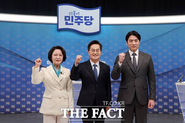 더불어민주당 추미애·김동연·한준호 경기도지사 경선후보(왼쪽부터)가 1일 오후 서울 양천구 SBS 목동 스튜디오에서 열린 더불어민주당 경기도지사 후보자 2차 TV 합동토론회에 참석해 토론을 준비하고 있다. /국회사진기자단