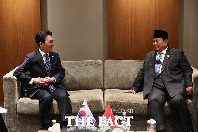 김민석 국무총리(왼쪽)가 1일 오후 서울 중구 신라호텔에서 프라보워 수비안토 인도네시아 대통령과 면담을 갖고 있다. /국무총리실