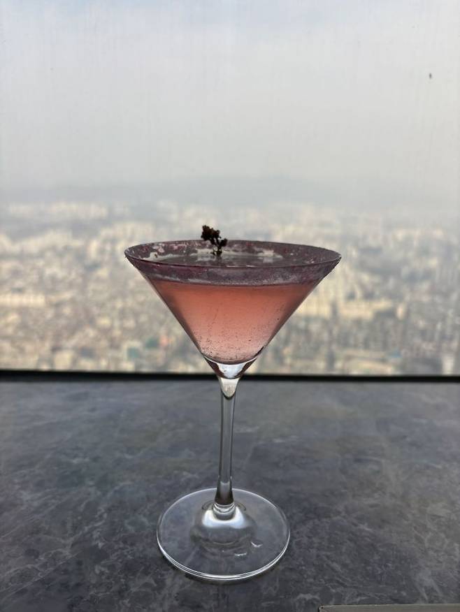 시그니엘서울 라운지는 창가를 따라 좌석이 배치돼 있어, 풍경을 느긋하게 감상하며 음료와 다과를 즐길 수 있다. 권재희 기자