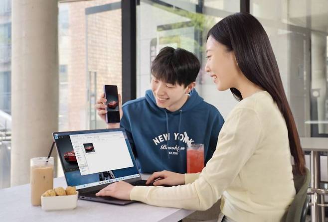 '갤럭시 북6'의 '저장공간 공유' 기능으로 스마트폰에 저장된 사진을 PC에서 확인하는 모습. 삼성전자 제공