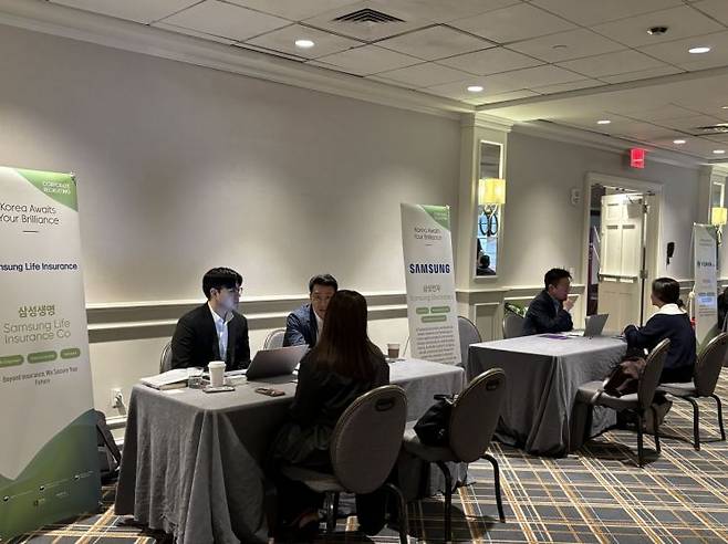 삼성전자, 삼성생명 관계자들이 지난달 31일 미국 보스턴에서 열린 인재유치 행사 중 상담을 하고 있다.