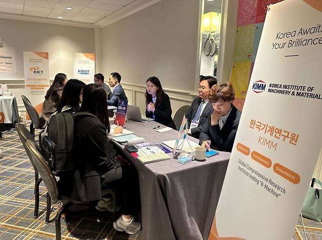 류석현 한국기계연구원장이 지난달 31일 미국 보스턴에서 열린 인재유치 행사 중 상담을 하고 있다. 사진=NST