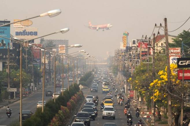지난달 31일(현지시간) 태국 치앙마이에서 대기오염 속에 에어아시아 항공기가 착륙을 준비하고 있다. 로이터, 연합뉴스