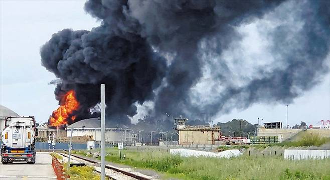 이란·헤즈볼라 공격 받은 이스라엘 정유시설 30일 이스라엘 북부 하이파에서 이란발(發) 미사일을 요격하는 과정에서 발생한 파편이 정유시설에 떨어지면서 불길이 치솟고 있다. 이란과 레바논 친이란 무장단체 헤즈볼라는 이스라엘의 주요 산업 시설에 미사일과 드론 공습을 이어가고 있다. /로이터 연합뉴스
