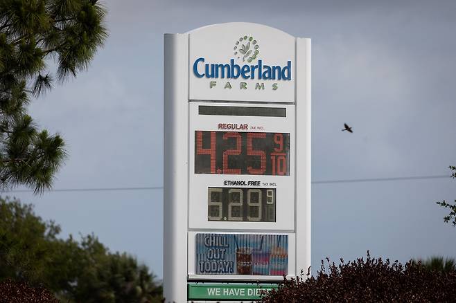 국제 유가는 3월 한 달 동안 기록적인 상승세를 보였다./로이터 연합뉴스