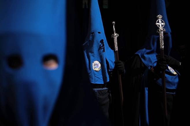 3월 30일 스페인 안달루시아 그라나다에서 열린 성주간 행렬에 ‘트라바호 이 루스(노동과 빛)’ 형제단의 참회자들이 참여하고 있다./AFP 연합뉴스