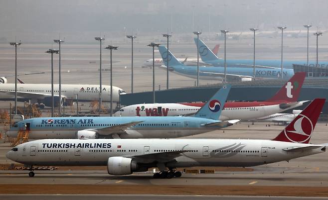 중동 사태로 국제유가와 환율이 오르면서 오는 4월 국제선 항공권에 부과되는 유류 할증료가 급등하며 여행객들의 항공권 요금 부담이 가중되고, 일부 항공사들은 비상경영체제에 들어갔다. 사진은 인천국제공항 계류장 모습. /연합뉴스