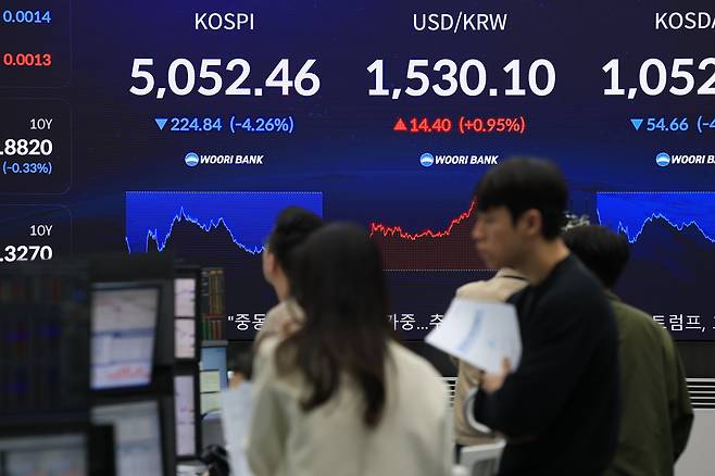 31일 오후 서울 중구 우리은행 딜링룸 전광판에 코스피 등 종가가 표시되고 있다./고운호 기자