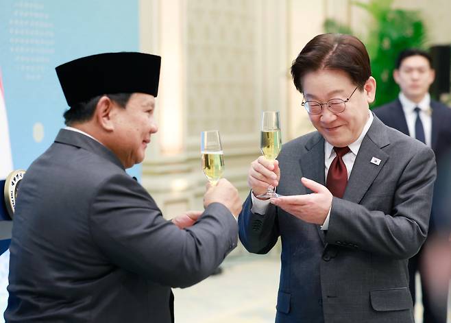 이재명 대통령과 프라보워 수비안토 인도네시아 대통령이 1일 청와대에서 열린 국빈 방한 환영 오찬에서 건배를 하고 있다. /뉴스1