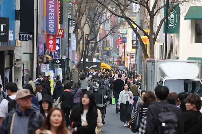 지난 달 27일 서울 중구 명동거리가 외국인 관광객들로 붐비고 있다. /뉴스1