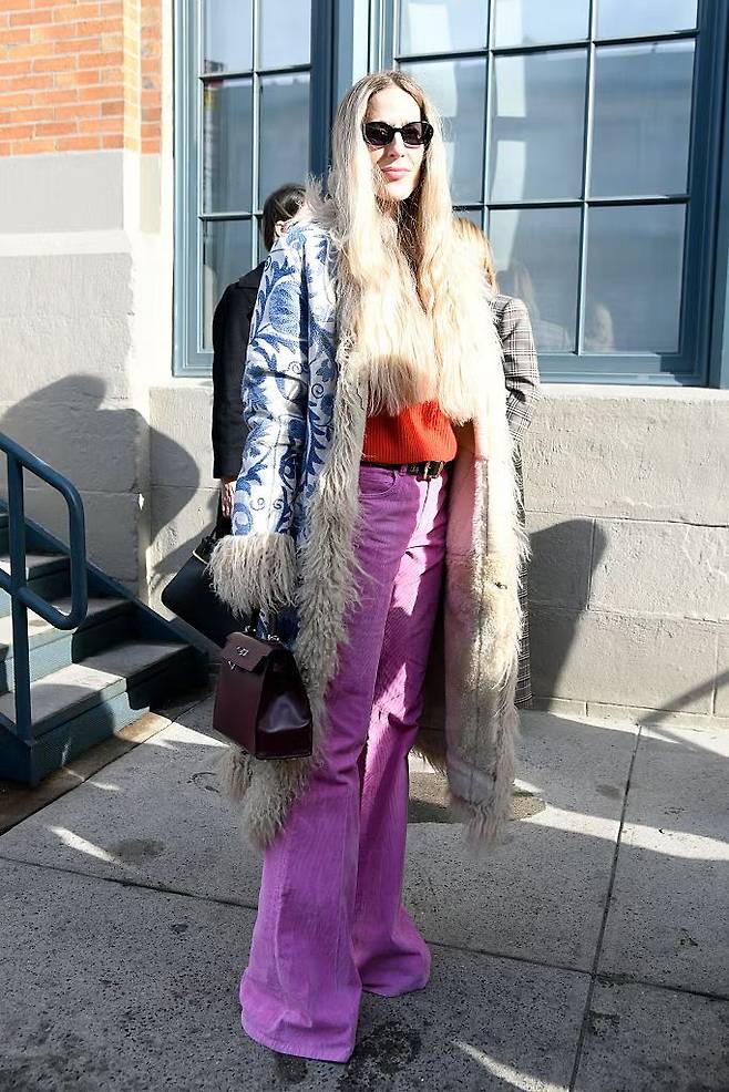 컬러 데님 코디법 7가지 | Fernanda Calfat//Getty Images