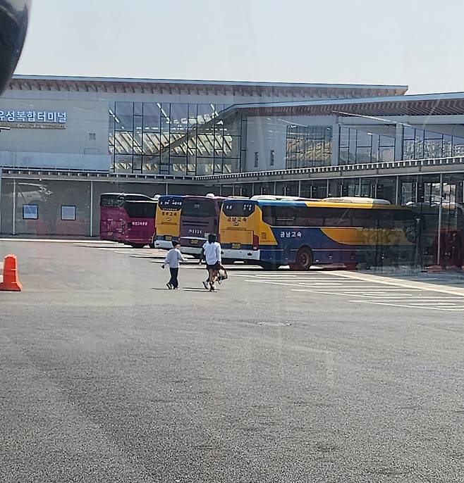 대전 유성복합터미널을 찾은 시민들이 고속버스 도로 위를 지나고 있다. 최다인 기자