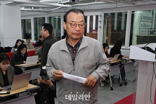 이정현 국민의힘 공천관리위원장이 16일 오전 서울 여의도 국민의힘 중앙당사에서 열린 기자회견에서 김영환 충북도지사에 대한 지방선거 공천 컷오프를 발표한 뒤 떠나고 있다. ⓒ데일리안 홍금표 기자