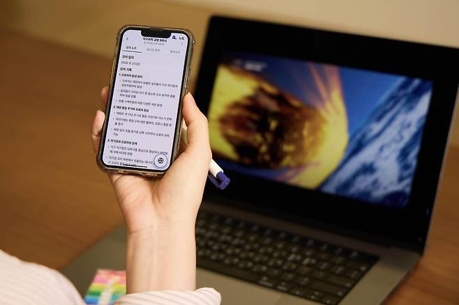 이용자가 SK텔레콤의 AI 회의록 서비스 ‘에이닷 노트’를 사용하고 있는 모습.