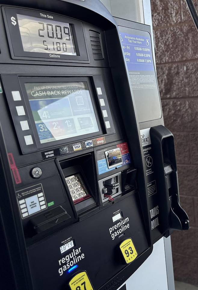 이란 전쟁 여파로 미국 평균 휘발유 가격이 1갤런(약 3.78ℓ) 당 4달러(6038원)를 넘어선 가운데 지난달 31일(현지 시간) 미국 워싱턴DC 인근 버지니아주 페어팩스의 한 주유소 모습. 워싱턴=뉴시스