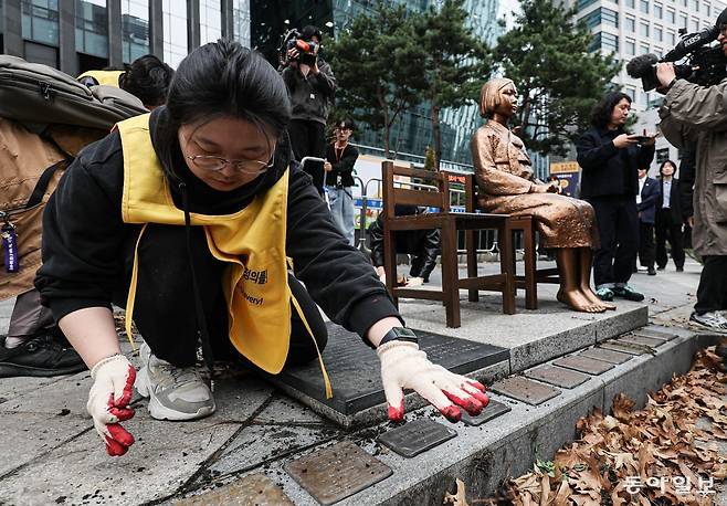 1일 서울 종로구 옛 주한 일본대사관 앞에서 열린 제1746차 일본군 성노예제 문제해결을 위한 정기 수요시위를 앞두고 정의기억연대 활동가들이 소녀상과 주변을 정비하고 있다.  이한결 기자 always@donga.com