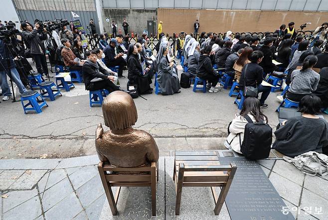 1일 서울 종로구 옛 주한 일본대사관 앞에서 제1746차 일본군 성노예제 문제해결을 위한 정기 수요시위가 열리고 있다. 이한결 기자 always@donga.com