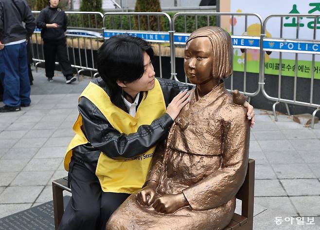 1일 서울 종로구 옛 주한 일본대사관 앞에서 정의연 활동가가 평화의 소녀상과 함께 기념 촬영을 하고 있다. 이한결 기자 always@donga.com