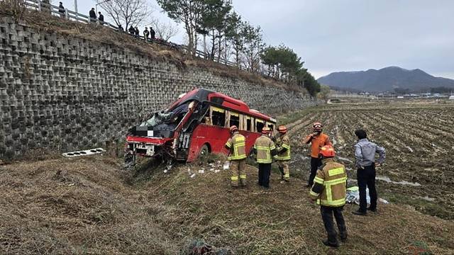 1일 오전 7시42분쯤 음성군 원남면 상노리 왕복 2차선 도로에서 45인승 통근버스가 논으로 추락했다.   [충북소방본부 제공]