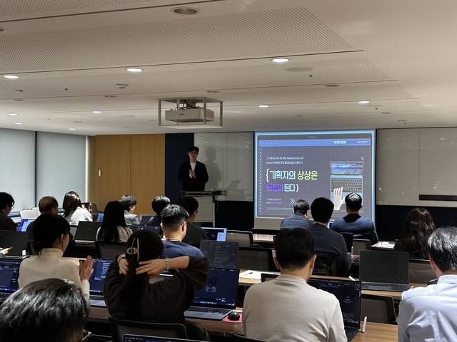 AI&TECH센터 직원이 지난달 12일 IBK기업은행 본점에서 본점 직원들을 대상으로 바이브코딩 강의를 진행하고 있다. [IBK기업은행 제공]