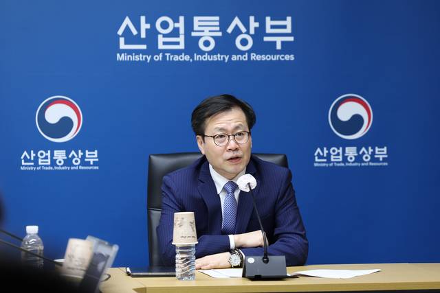 여한구 산업통상부 통상교섭본부장이 지난 달 31일 정부세종청사 산업부 화상 회의실에서 열린 중동 전쟁 관련 자원 공급망 확보 상무관 회의를 주재하고 있다. [산업통상부 제공. 재판매 및 DB 금지]
