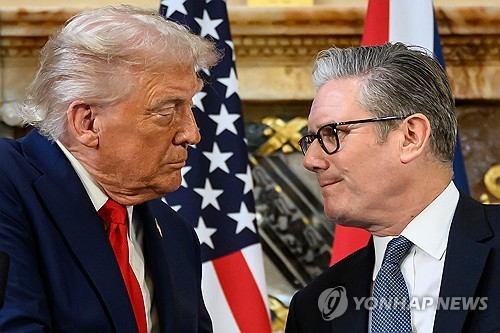 지난 2025년 9월 미영정상회담 후 기자회견에 나서는 도널드 트럼프 미국 대통령과 키어 스타머 영국 총리.[AP 연합뉴스 자료사진]