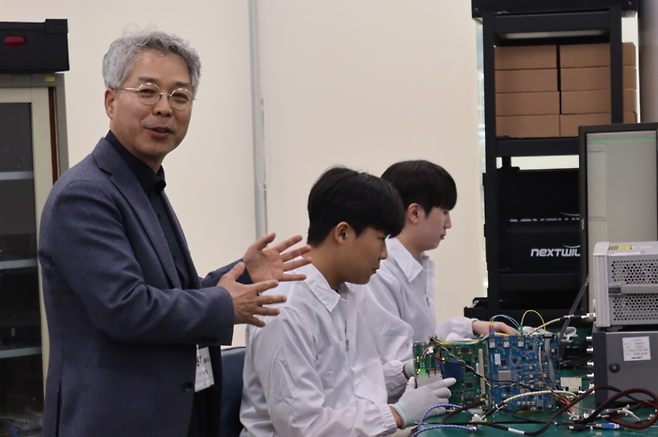 서원기 넥스윌 대표(왼쪽)와 차세대 레이다 기술을 테스팅하고 있는 직원들의 모습.