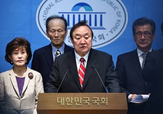 정대철 헌정회장이 1일 오전 서울 여의도 국회 소통관에서 분권형 개헌 관련 헌정회 입장 발표 기자회견을 하고 있다. 뉴시스