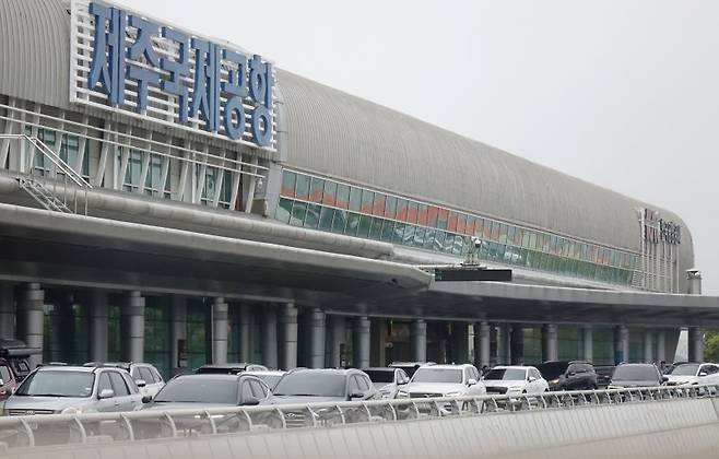 지난해 5월 6일 오전 제주국제공항 3층 출발장이 제주를 떠나는 관광객들로 분주한 모습을 보는 모습. /사진=뉴시스