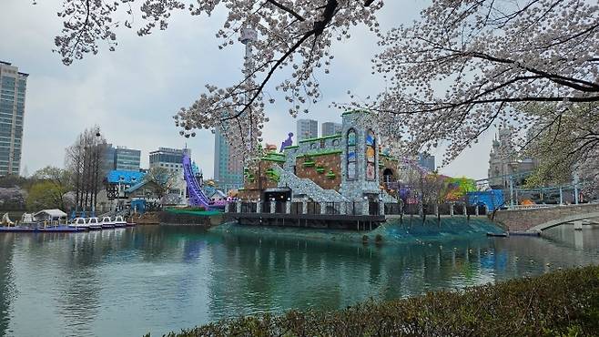 석촌호수에서 바라 본 ‘메이플 아일랜드‘ 전경.