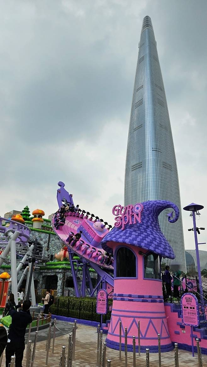 자이로 스핀. 가운데 핑크빈 조형물이 있는 것 외에는 자이로 스핀과 다르지 않은 모습이다.