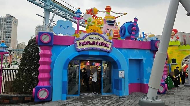 메이플 스토어 입구. 에오스 타워 근처에 있다.