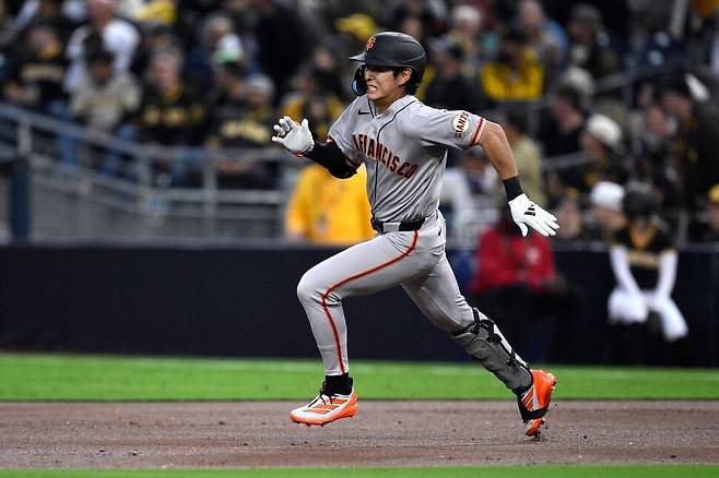 샌프란시스코 자이언츠 이정후가 1일(한국시각) 미국 캘리포니아주 샌디에이고의 펫코 파크에서 열린 2026 메이저리그 샌디에이고 파드리스와 경기에서 1회초 2타점 적시 2루타를 친 뒤 2루로 달려가고 있다. 샌디에이고/AFP 연합뉴스