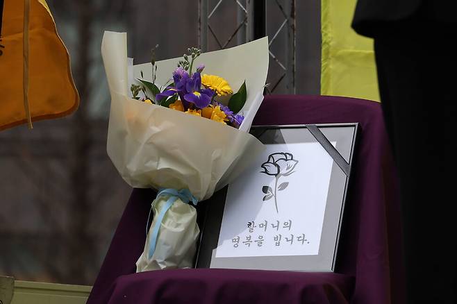 제1746차 일본군성노예제 문제해결을 위한 정기 수요시위가 서울 종로구 주한일본대사관 앞 평화로에서 열린 1일 낮 무대 한 켠에 지난달 28일 별세한 일본군 ‘위안부’ 피해자 ㄱ할머니를 추모하는 영정과 조화가 놓여 있다. ㄱ할머니의 별세로 생존 피해자는 5명이 됐다. 정부에 등록된 일본군 ‘위안부’ 피해자는 모두 240명으로, 이 가운데 235명이 사망했다. 이들의 평균 연령은 95.8살로, 생존 피해자 가운데 최고령은 97살(1928년생)이다. 김혜윤 기자 unique@hani.co.kr