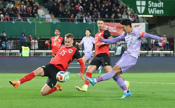 손흥민이 1일(한국시각) 오스트리아 빈 에른스트 하펠 스타디움에서 열린 오스트리아와 평가전에서 슈팅하고 있다. 빈/연합뉴스