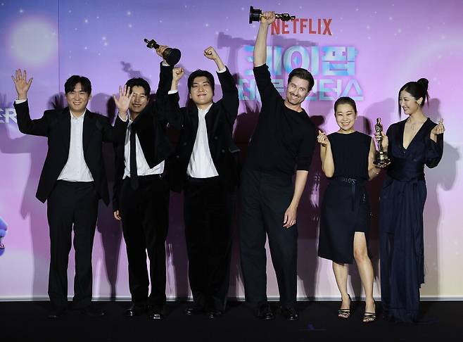 ‘케이팝 데몬 헌터스’의 아카데미 수상을 기념해 1일 오후 서울 용산구 씨지브이 용산아이파크몰 상영관에서 열린 기자간담회에서 이재(오른쪽부터), 매기 강 감독, 크리스 아펠한스 감독, 더블랙레이블 프로듀서 아이디오(곽중규, 이유한, 남희동) 등 수상자들이 인사하고 있다. 정용일 선임기자 yongil@hani.co.kr